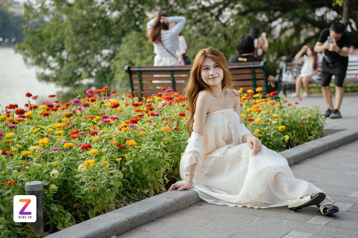 Kín nàng thơ chụp ảnh ở Hồ Gươm - Hình 4