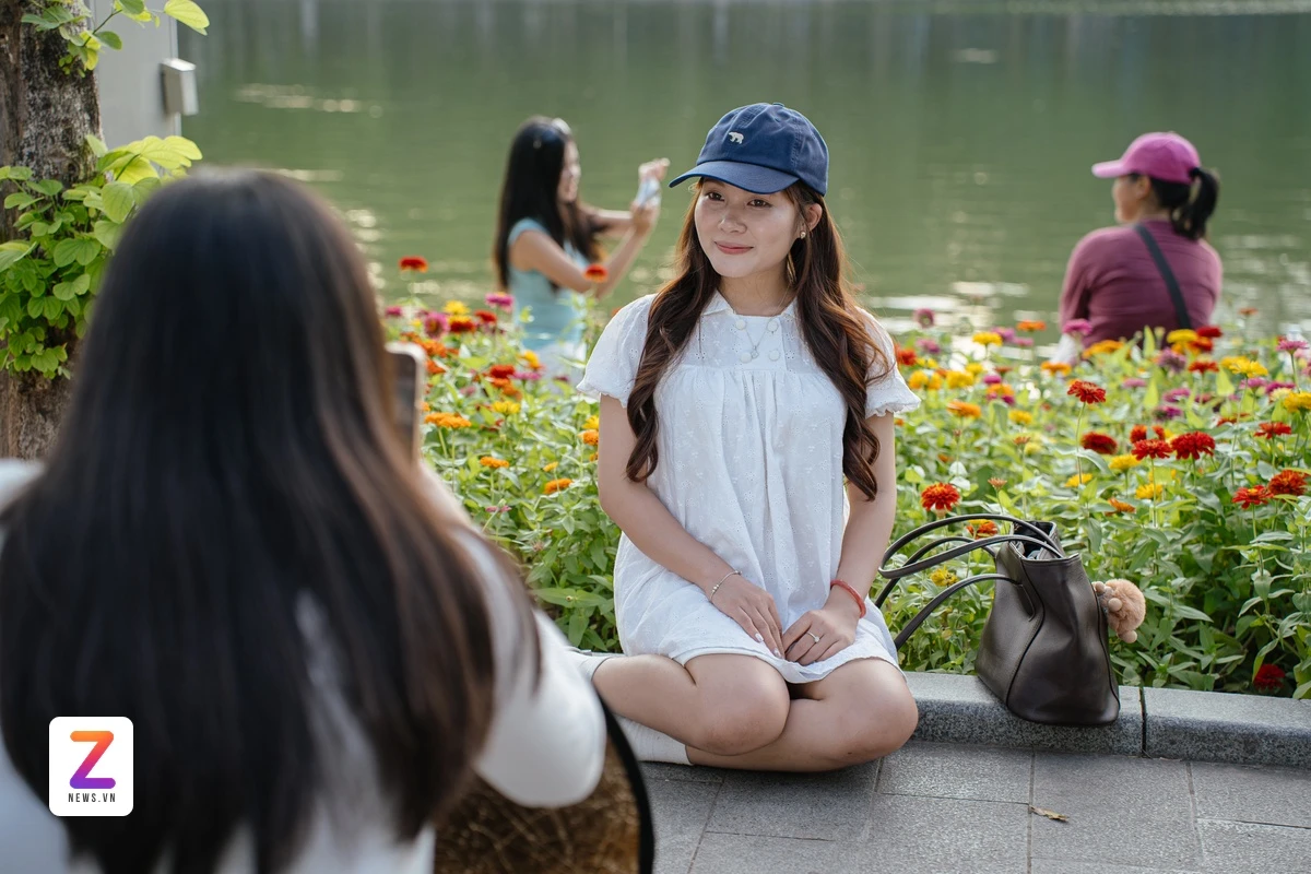 Kín nàng thơ chụp ảnh ở Hồ Gươm - Hình 3