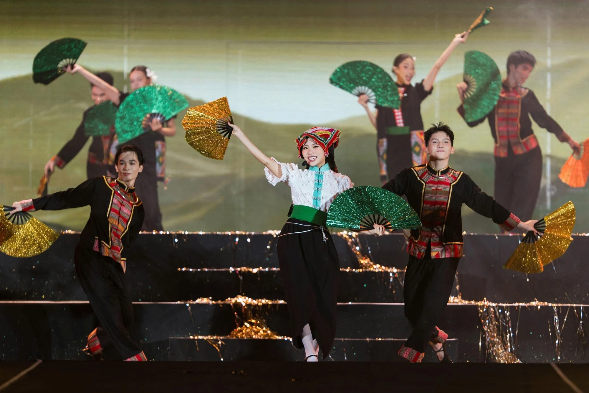 Phương Mỹ Chi đội chiếc khăn Piêu, thẳng thắn nói về tranh cãi làm buồn lòng khán giả - Hình 6