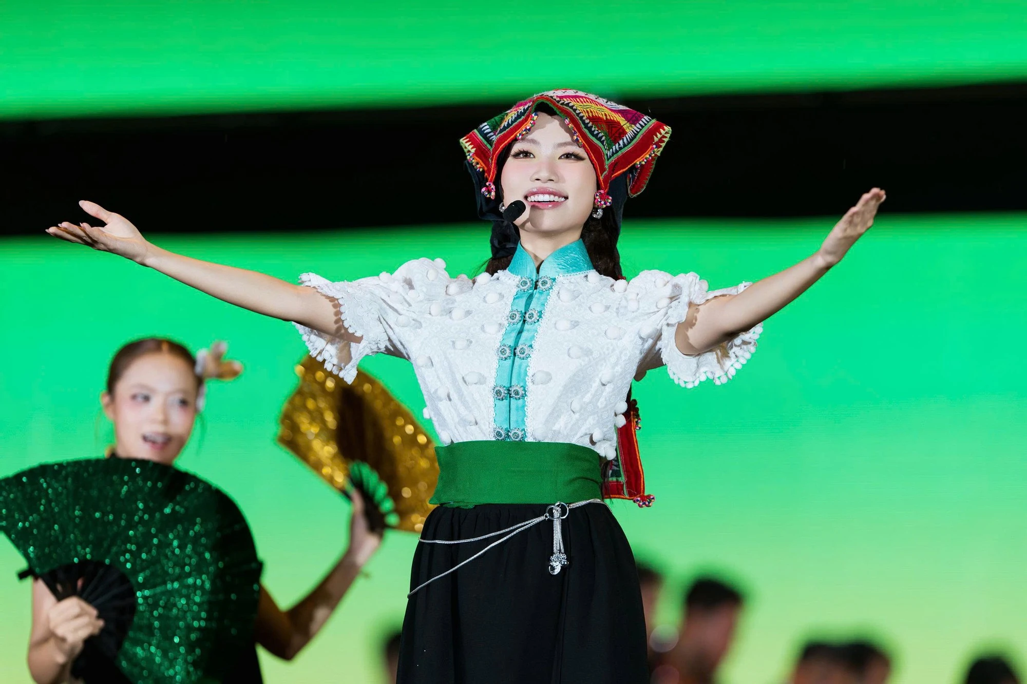 Phương Mỹ Chi đội chiếc khăn Piêu, thẳng thắn nói về tranh cãi làm buồn lòng khán giả - Hình 5