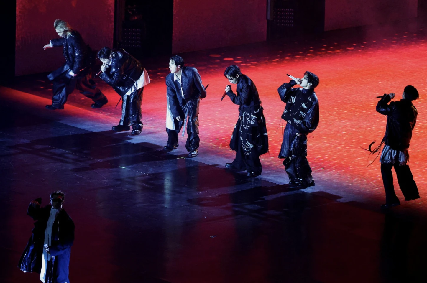 K-pop hái ra tiền nhờ đâu? - Hình 1