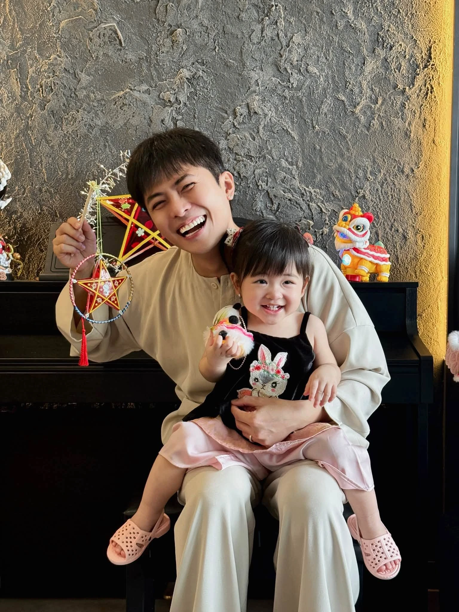 Con gái mừng sinh nhật Gin Tuấn Kiệt, dân tình xót cảnh Puka bị ra rìa - Hình 3
