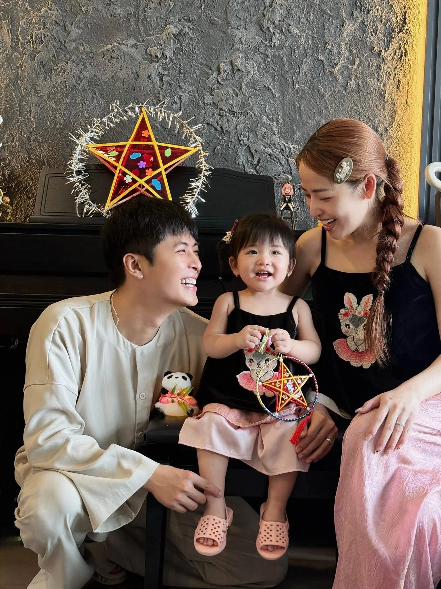 Con gái mừng sinh nhật Gin Tuấn Kiệt, dân tình xót cảnh Puka bị ra rìa - Hình 5