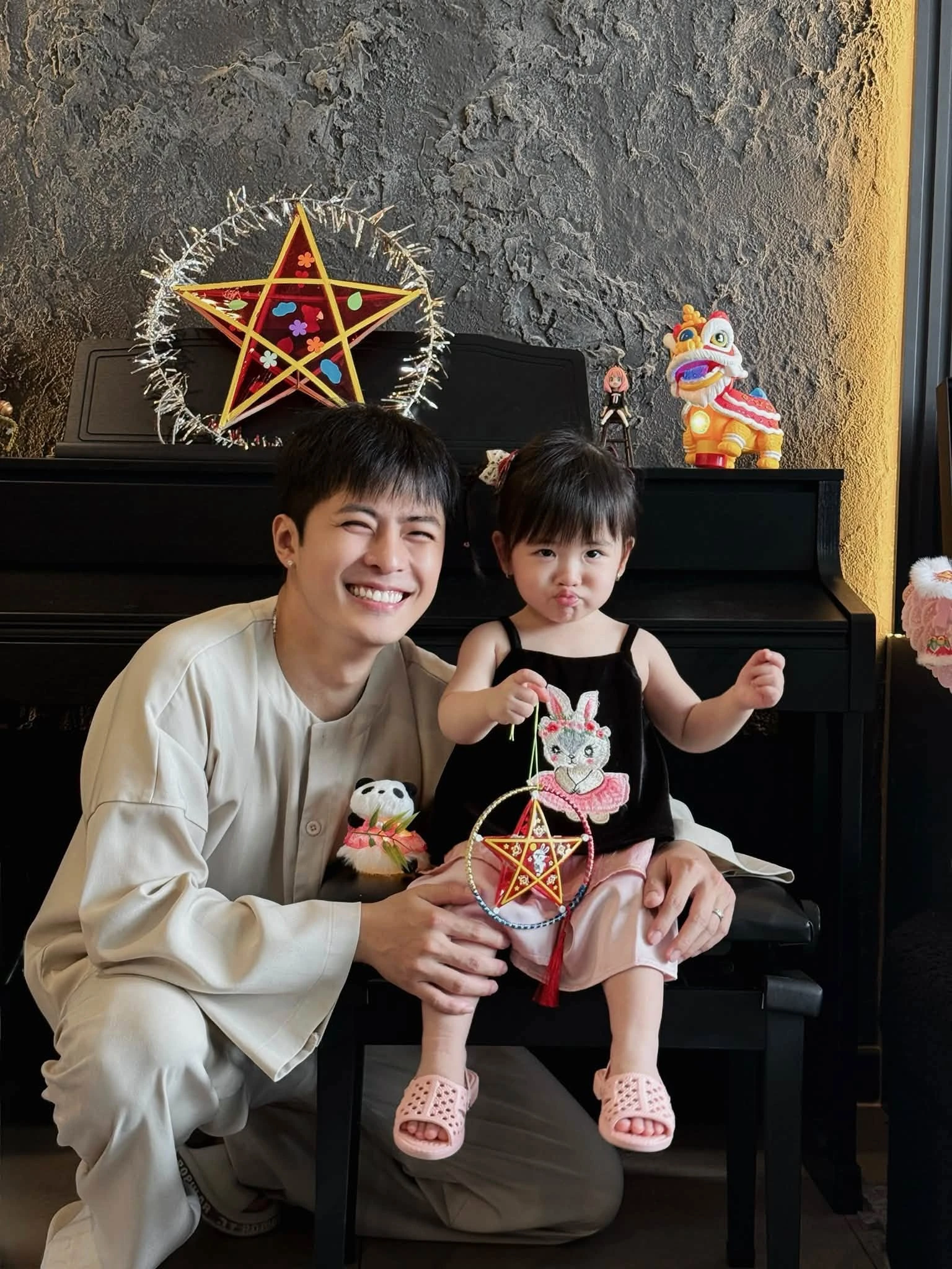 Con gái mừng sinh nhật Gin Tuấn Kiệt, dân tình xót cảnh Puka bị ra rìa - Hình 4