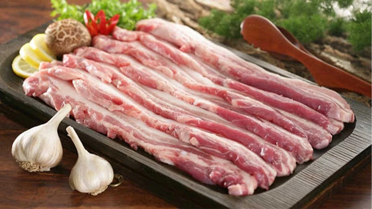 Công thức làm thịt ba chỉ rang cháy cạnh vàng óng mà không khô từ mẹo pha nước sốt chuẩn vị - Hình 1