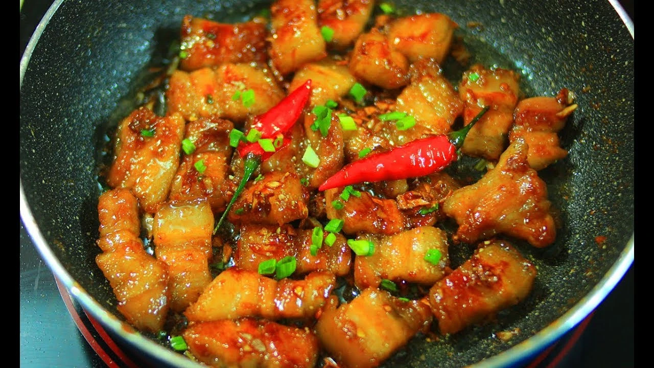 Công thức làm thịt ba chỉ rang cháy cạnh vàng óng mà không khô từ mẹo pha nước sốt chuẩn vị - Hình 4