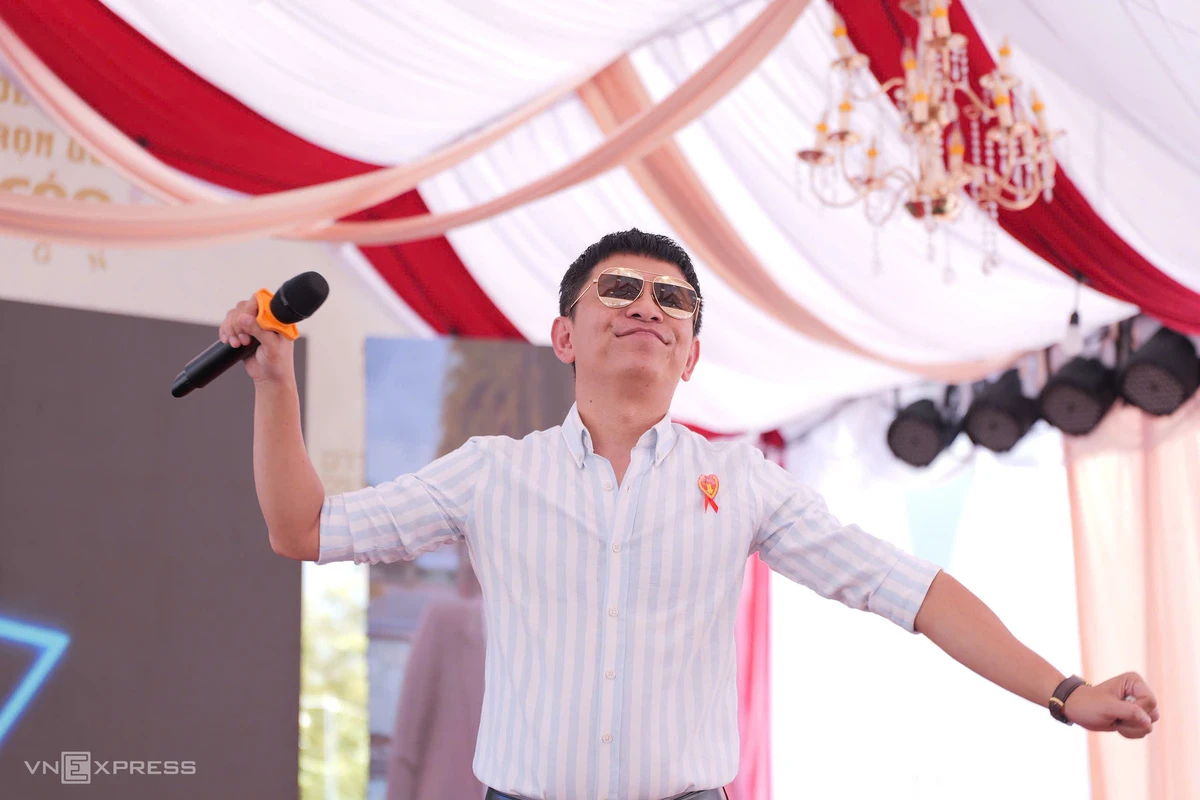Đàm Vĩnh Hưng và đồng nghiệp chúc phúc Hoài Lâm - Hình 6
