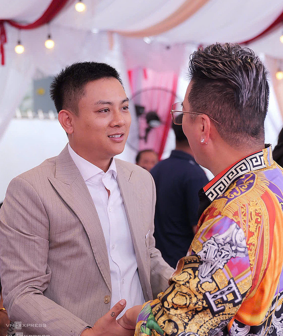 Đàm Vĩnh Hưng và đồng nghiệp chúc phúc Hoài Lâm - Hình 2
