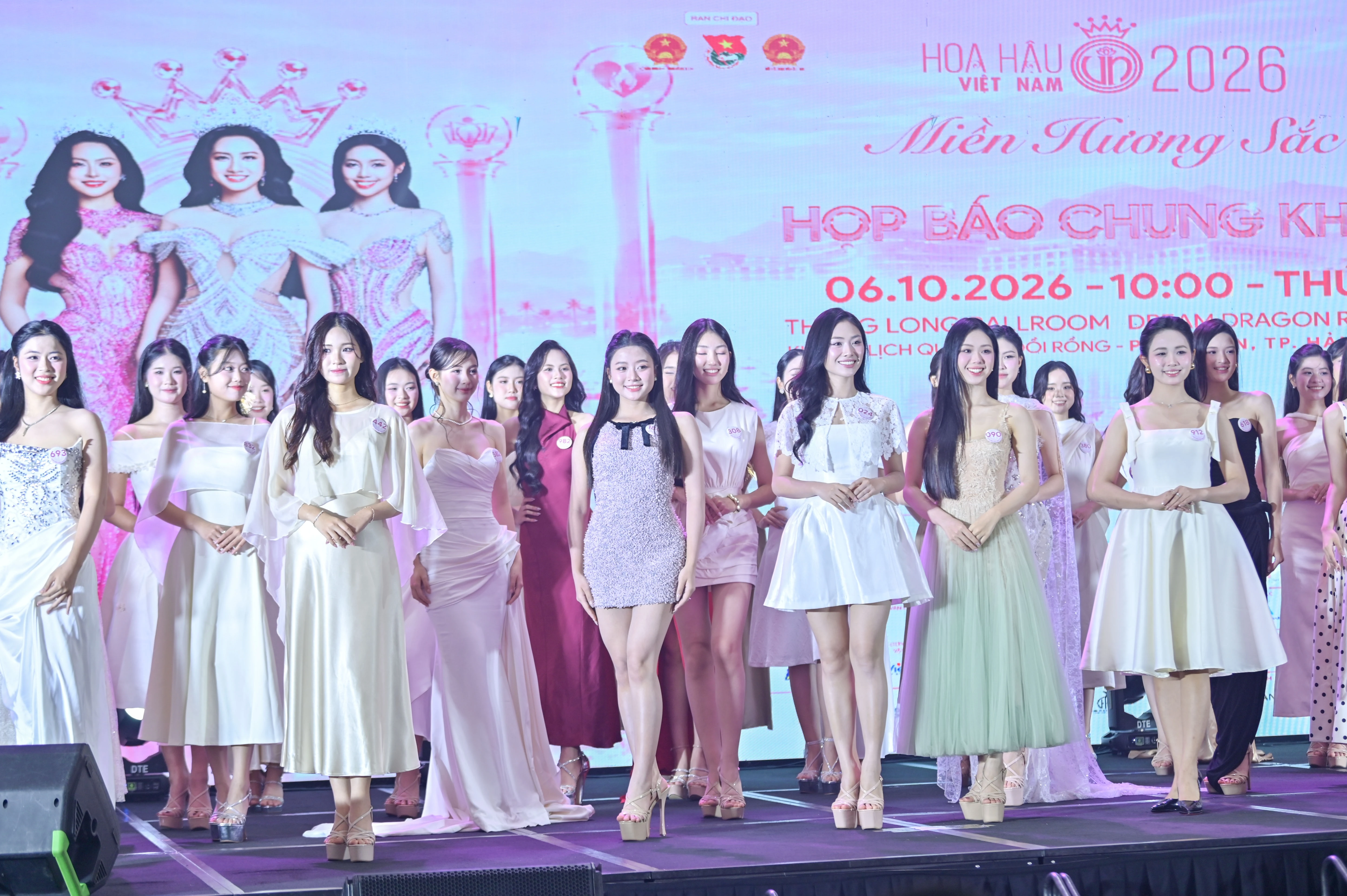 Hoa hậu Ngọc Hân bế con trai 1 tuổi lên thảm đỏ Hoa hậu Việt Nam 2026 - Hình 3