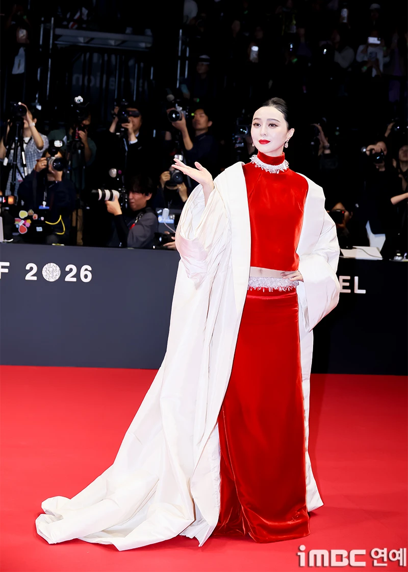 LHP Busan 2026: Bà hoàng Phạm Băng Băng chiếm trọn spotlight, Hyun Bin chưa bao giờ làm fan thất vọng - Hình 5