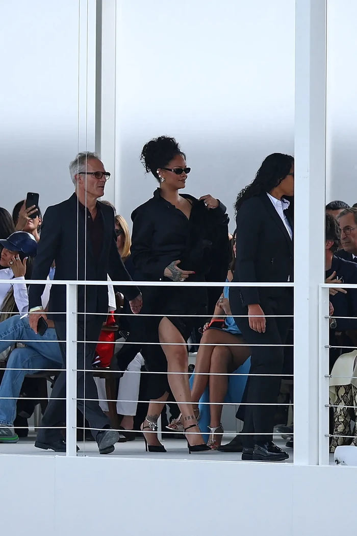 Rihanna đáp trả EJ Johnson sau màn đá xéo tại Paris Fashion Week - Hình 3
