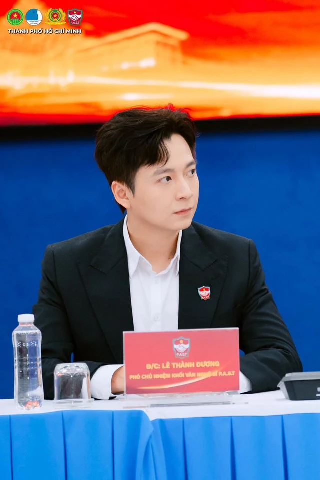 Thu nhập của Phó Chủ nhiệm CLB thành phố được đề cử đẹp nhất thế giới - Hình 4