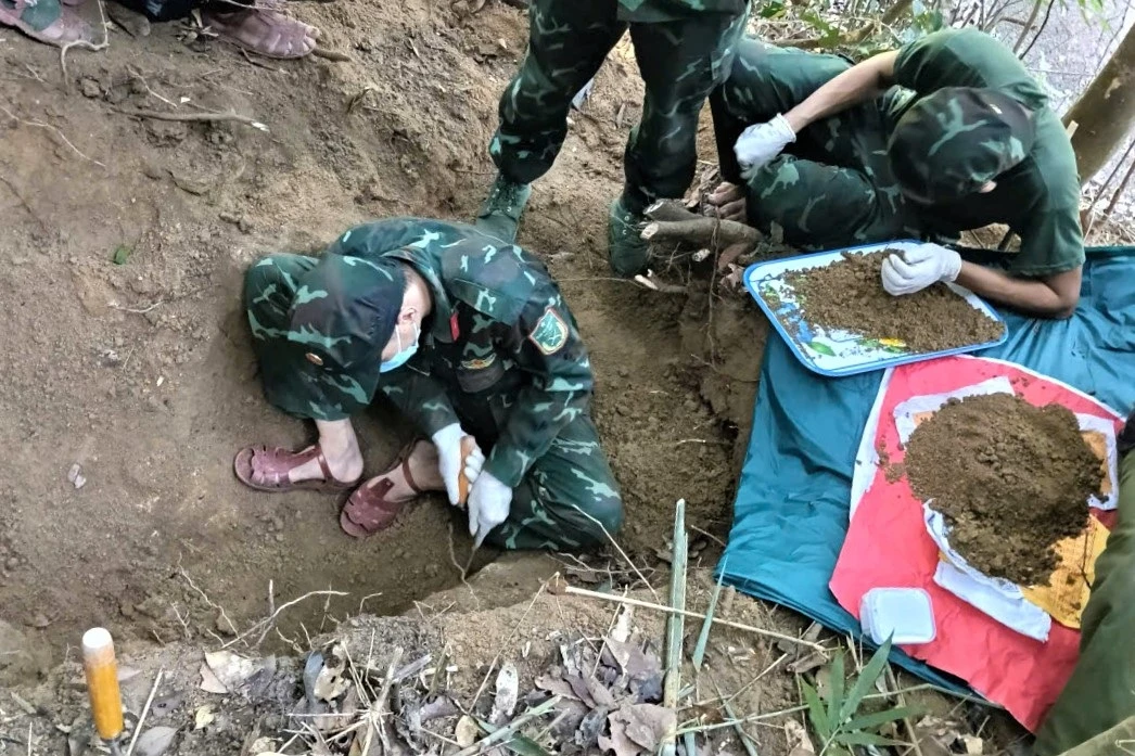 Tìm thấy 5 hài cốt liệt sĩ quân y hy sinh vì bom trên núi Hòn Tàu - Hình 1