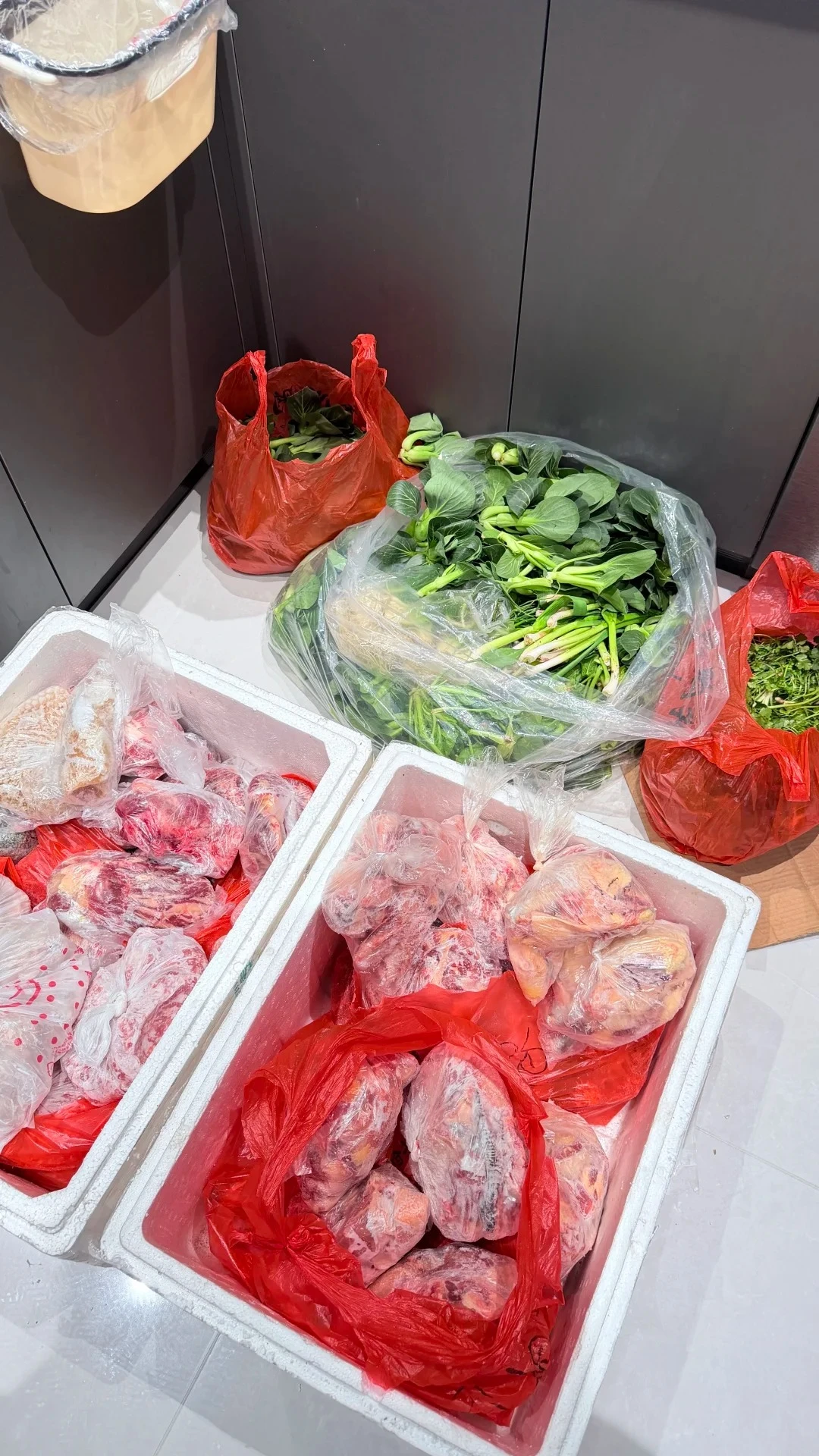 Cảnh khui 2 chiếc thùng xốp nặng 45kg trong nhà bếp lúc 4h sáng của cô gái gây chú ý - Hình 2