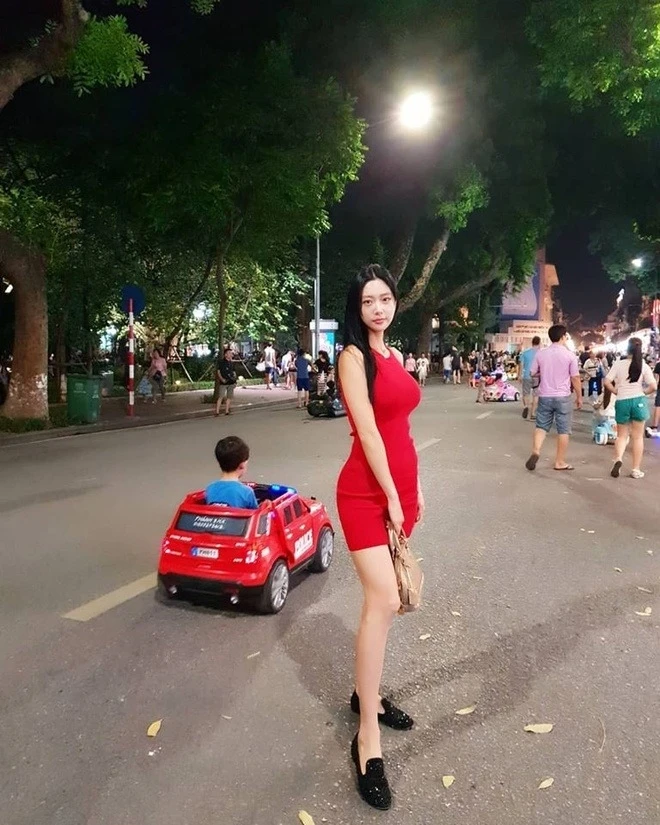Cô gái mặc váy đỏ gây chú ý trên phố đi bộ Hà Nội: Lấy chồng doanh nhân, 6 năm sau ly hôn không tiết lộ lý do - Hình 3
