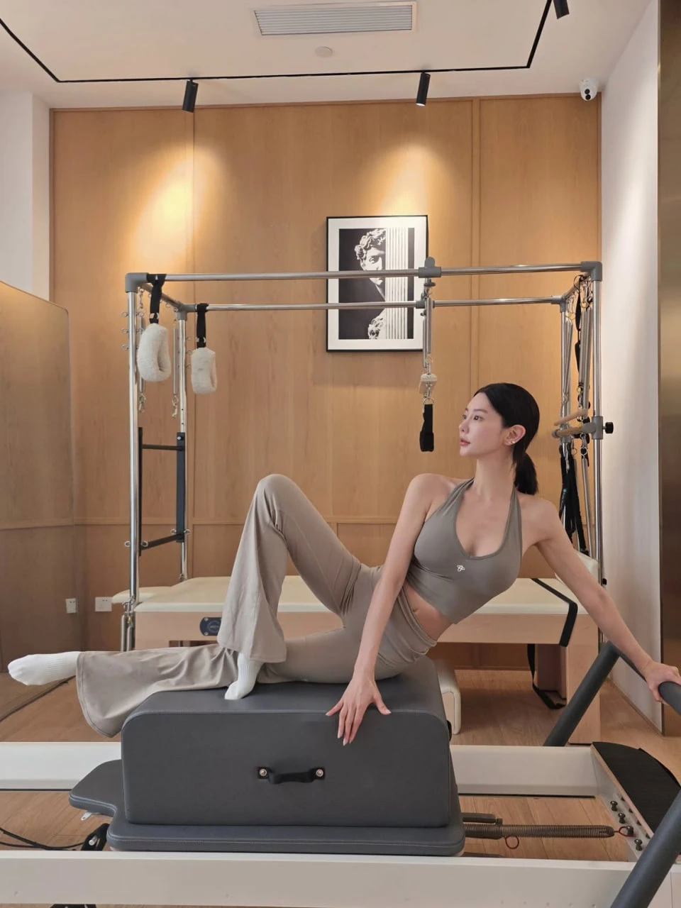 Cô gái mặc váy đỏ gây chú ý trên phố đi bộ Hà Nội: Lấy chồng doanh nhân, 6 năm sau ly hôn không tiết lộ lý do - Hình 7
