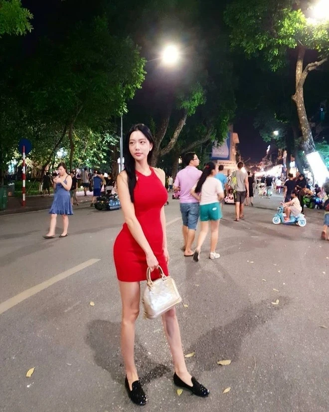 Cô gái mặc váy đỏ gây chú ý trên phố đi bộ Hà Nội: Lấy chồng doanh nhân, 6 năm sau ly hôn không tiết lộ lý do - Hình 2