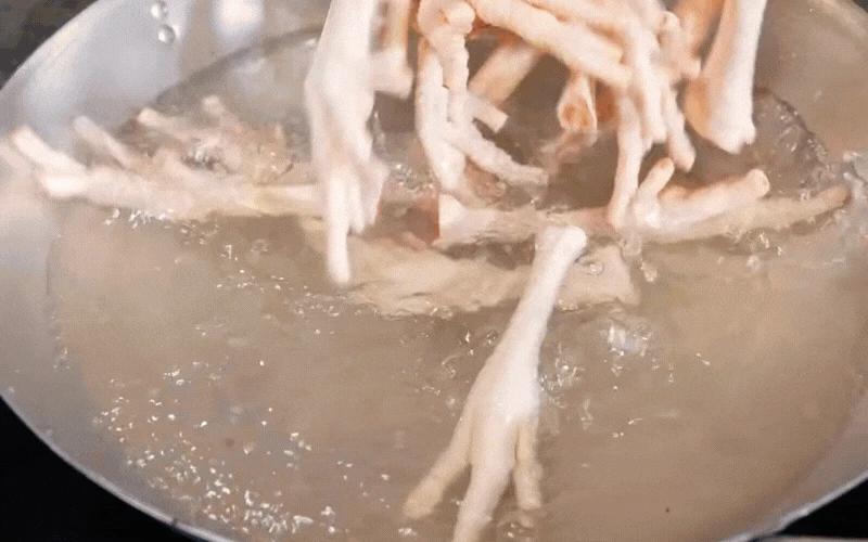 Đặc sản nỗi nhớ gói tròn trong bát thịt đông trong veo: Món ăn lạnh nhưng sưởi ấm cả mùa đoàn viên - Hình 13