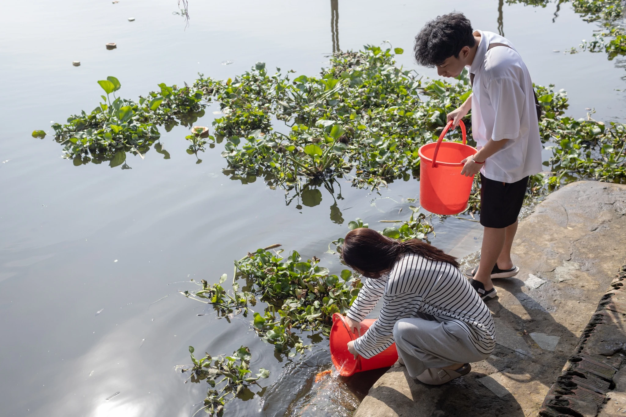 Người dân TP.HCM ra giữa sông tiễn ông Công, ông Táo - Hình 4