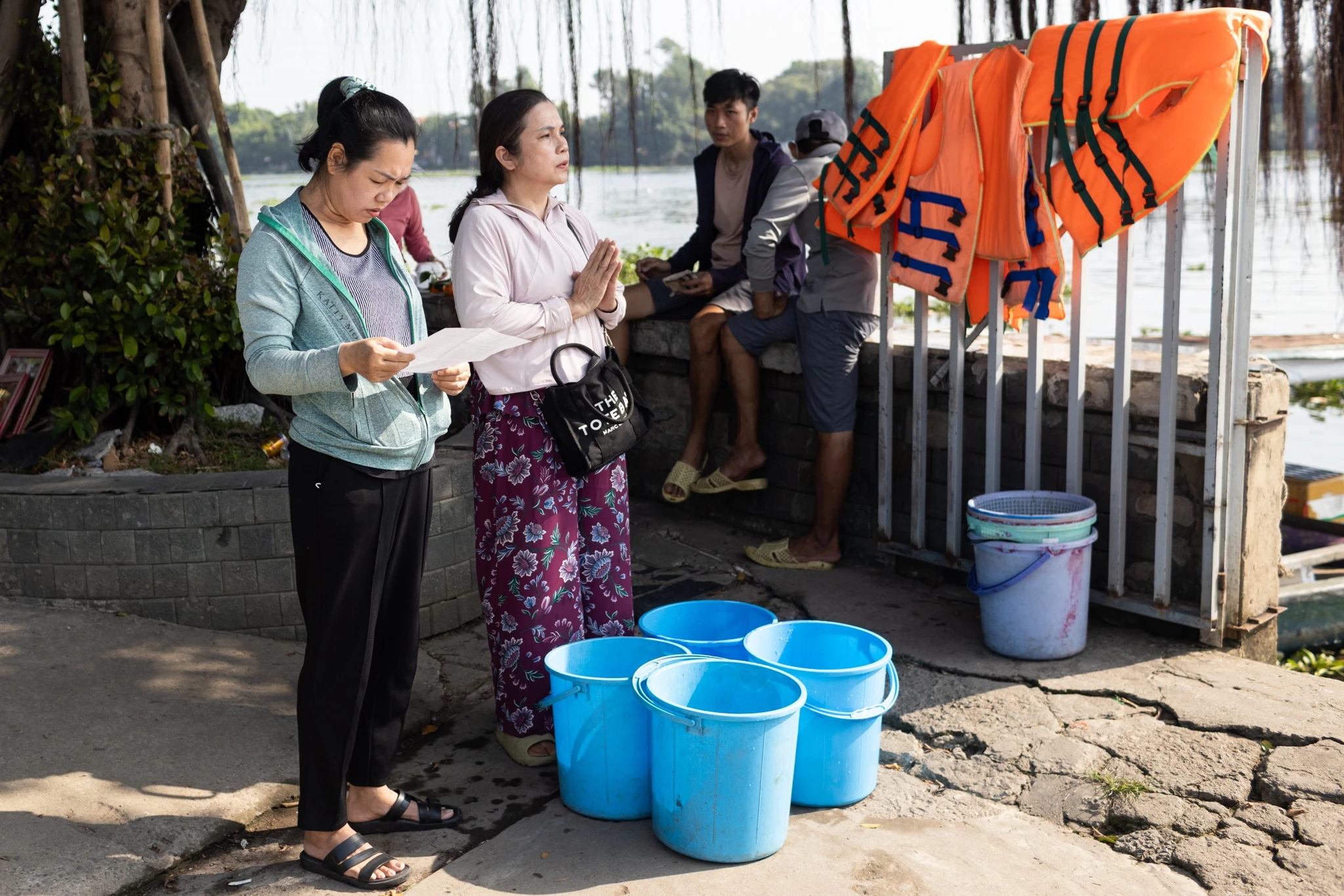 Người dân TP.HCM ra giữa sông tiễn ông Công, ông Táo - Hình 5