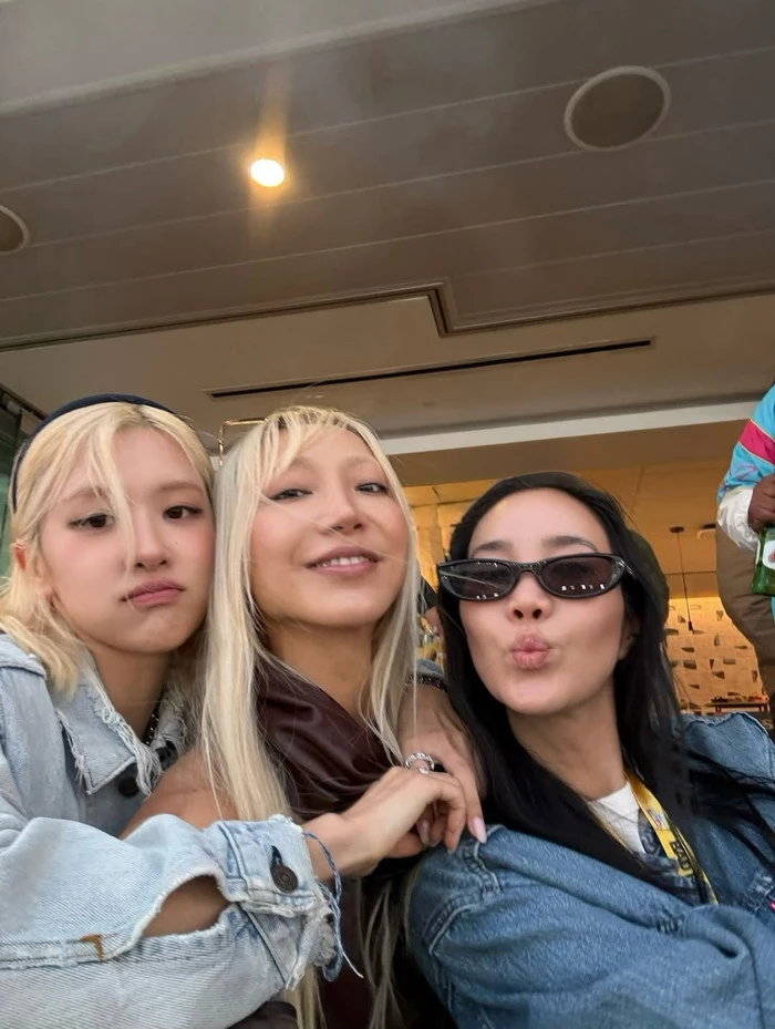 Tấm hình của Rosé (BLACKPINK) bên chàng trai có 460 triệu lượt theo dõi gây sốt - Hình 2