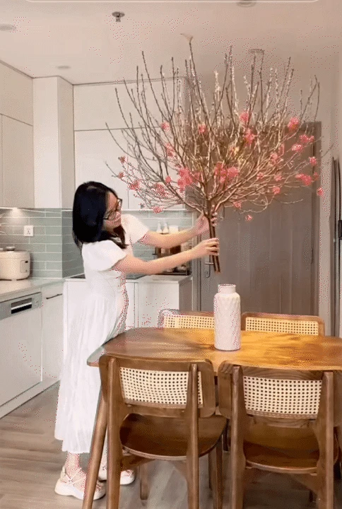 Vợ đảm ở Hà Nội dự trù chi tiêu Tết cho 3 gia đình gói gọn 21 triệu: Cành đào 300k, tuyết mai 90k... hoa rực rỡ khắp nhà - Hình 2