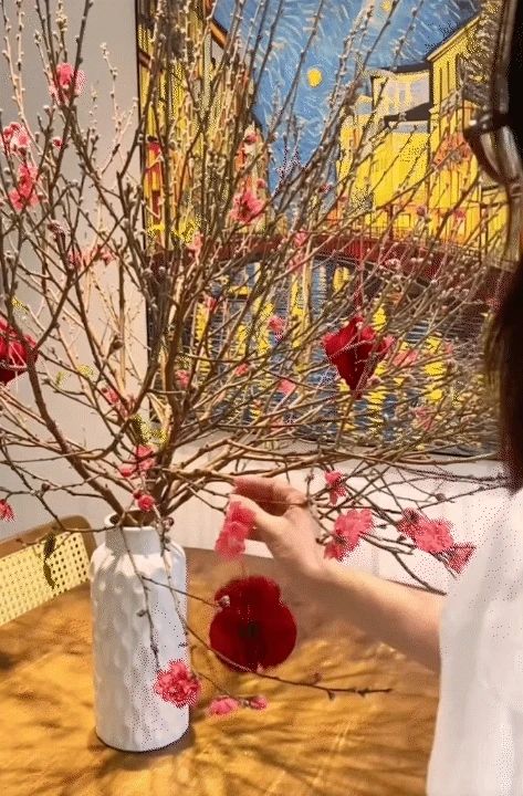Vợ đảm ở Hà Nội dự trù chi tiêu Tết cho 3 gia đình gói gọn 21 triệu: Cành đào 300k, tuyết mai 90k... hoa rực rỡ khắp nhà - Hình 7