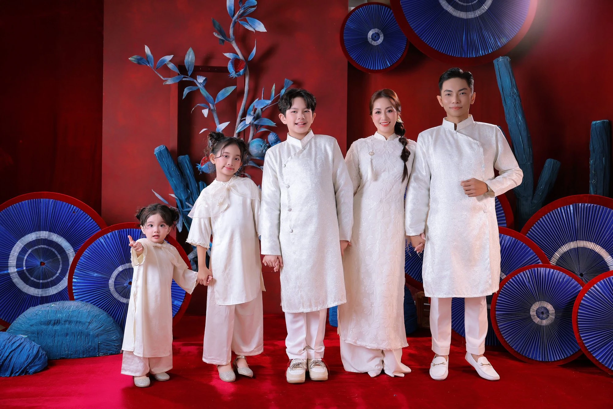 Khung hình toàn cực phẩm nhà Khánh Thi - Phan Hiển: Bé Kubi xuất sắc, Anna và Lisa gây sốt vì quá đáng yêu - Hình 1
