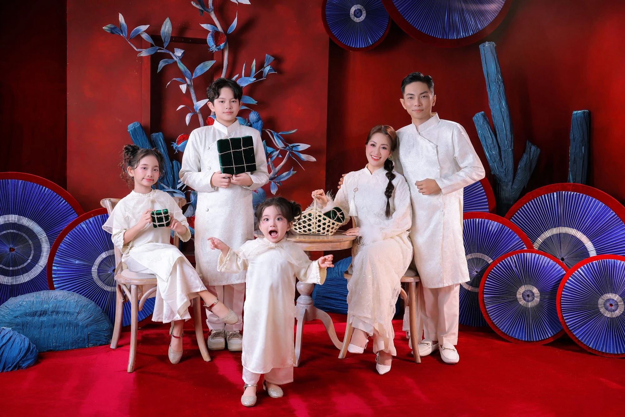 Khung hình toàn cực phẩm nhà Khánh Thi - Phan Hiển: Bé Kubi xuất sắc, Anna và Lisa gây sốt vì quá đáng yêu - Hình 2