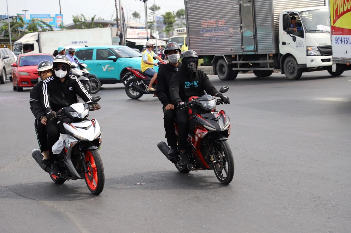 Dòng phương tiện ùn ùn từ TP.HCM về miền Tây - Hình 2