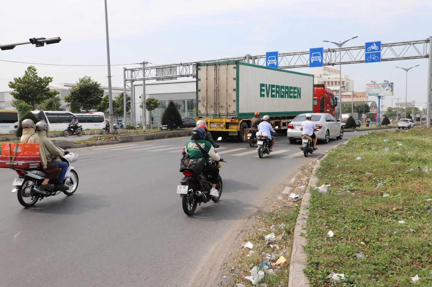 Dòng phương tiện ùn ùn từ TP.HCM về miền Tây - Hình 3
