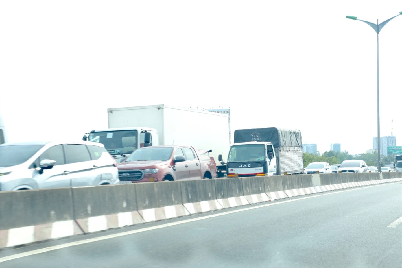 Dòng phương tiện ùn ùn từ TP.HCM về miền Tây - Hình 6