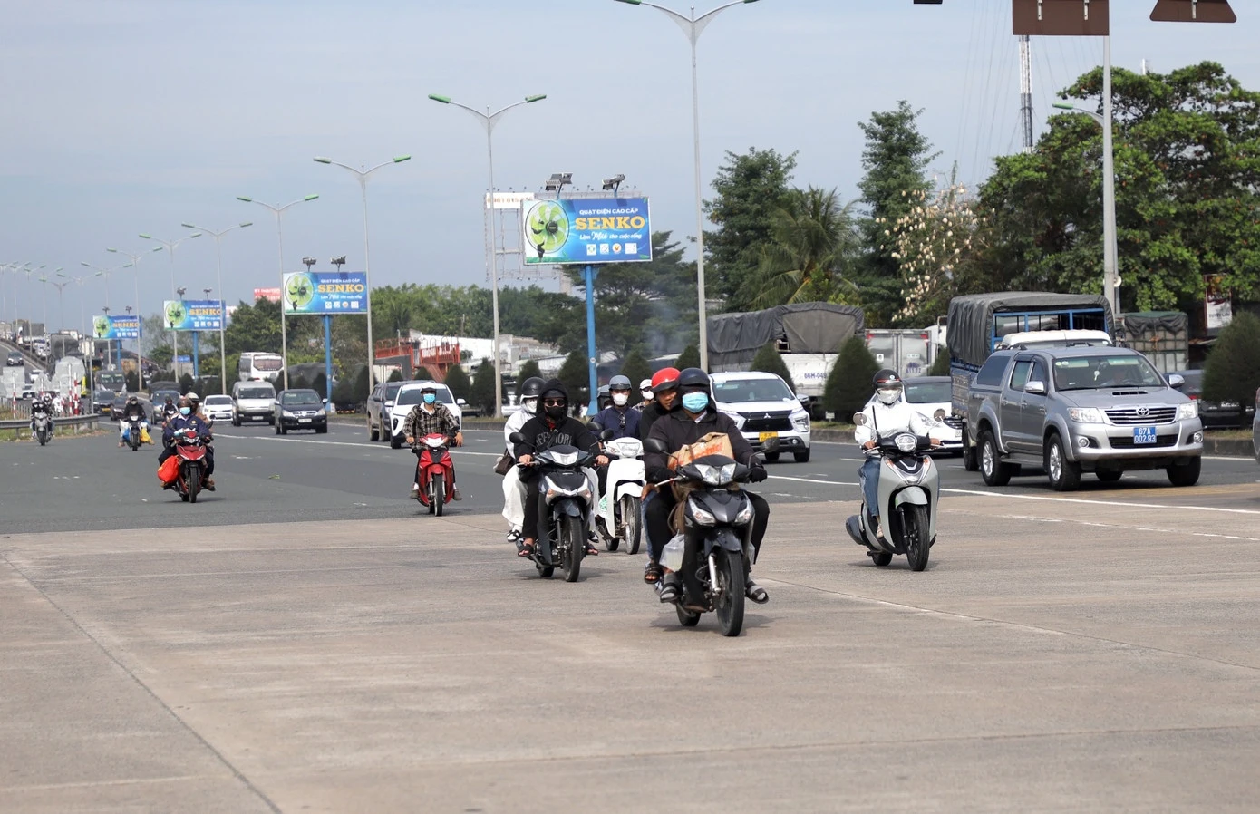 Dòng phương tiện ùn ùn từ TP.HCM về miền Tây - Hình 8