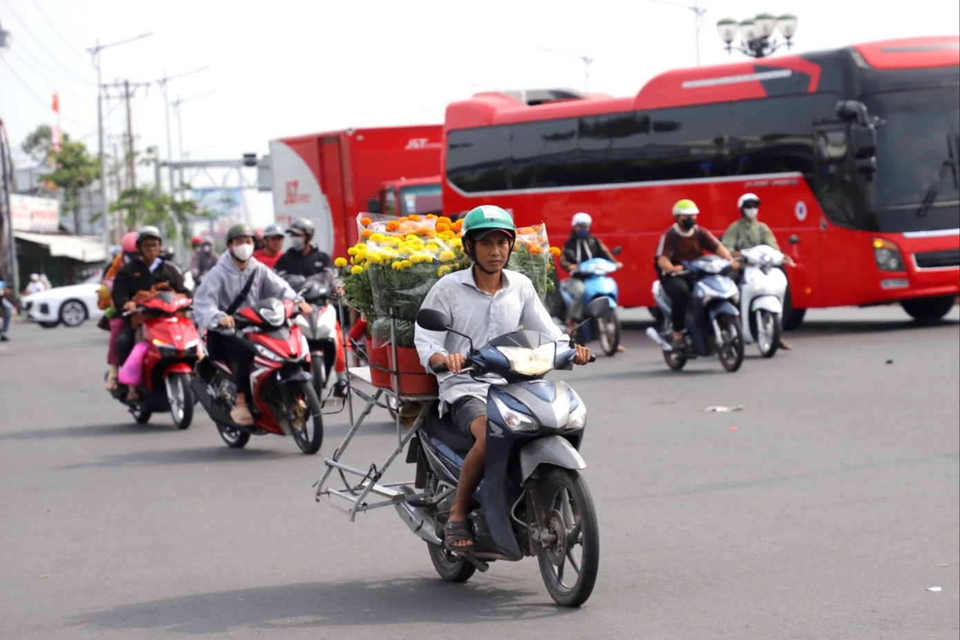 Dòng phương tiện ùn ùn từ TP.HCM về miền Tây - Hình 13