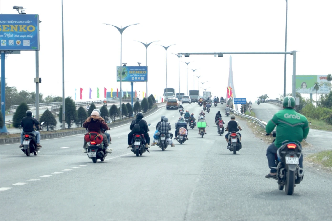 Dòng phương tiện ùn ùn từ TP.HCM về miền Tây - Hình 7