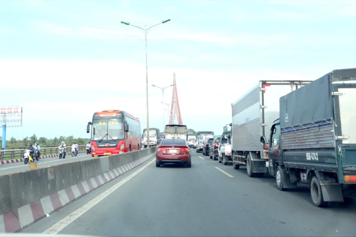 Dòng phương tiện ùn ùn từ TP.HCM về miền Tây - Hình 4