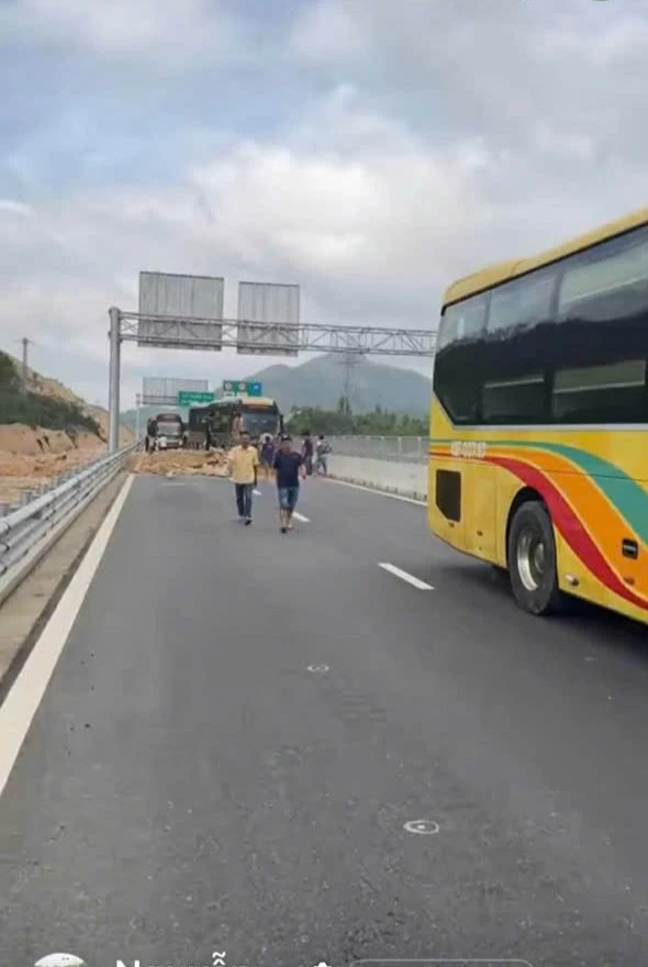 Tài xế xe khách xé rào, xúc đất để vượt qua cao tốc chưa khai thác - Hình 2