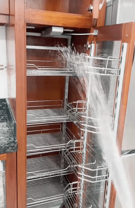 5 năm làm dâu, năm nào cũng rửa nhà đón Tết: Xịt nước khắp nhà từ tủ lạnh đến sàn nhà... dân tình vừa lo vừa nể - Hình 5