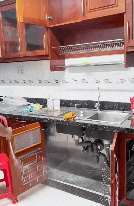 5 năm làm dâu, năm nào cũng rửa nhà đón Tết: Xịt nước khắp nhà từ tủ lạnh đến sàn nhà... dân tình vừa lo vừa nể - Hình 1