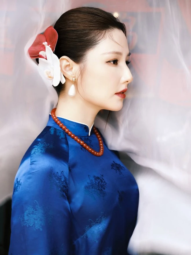 Áo dài xanh dương và khả năng tôn da ấn tượng - Hình 3