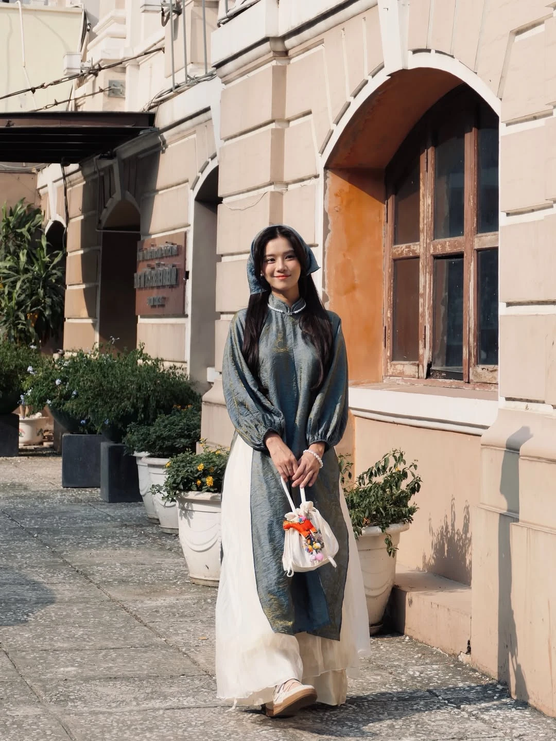 Áo dài xanh dương và khả năng tôn da ấn tượng - Hình 2