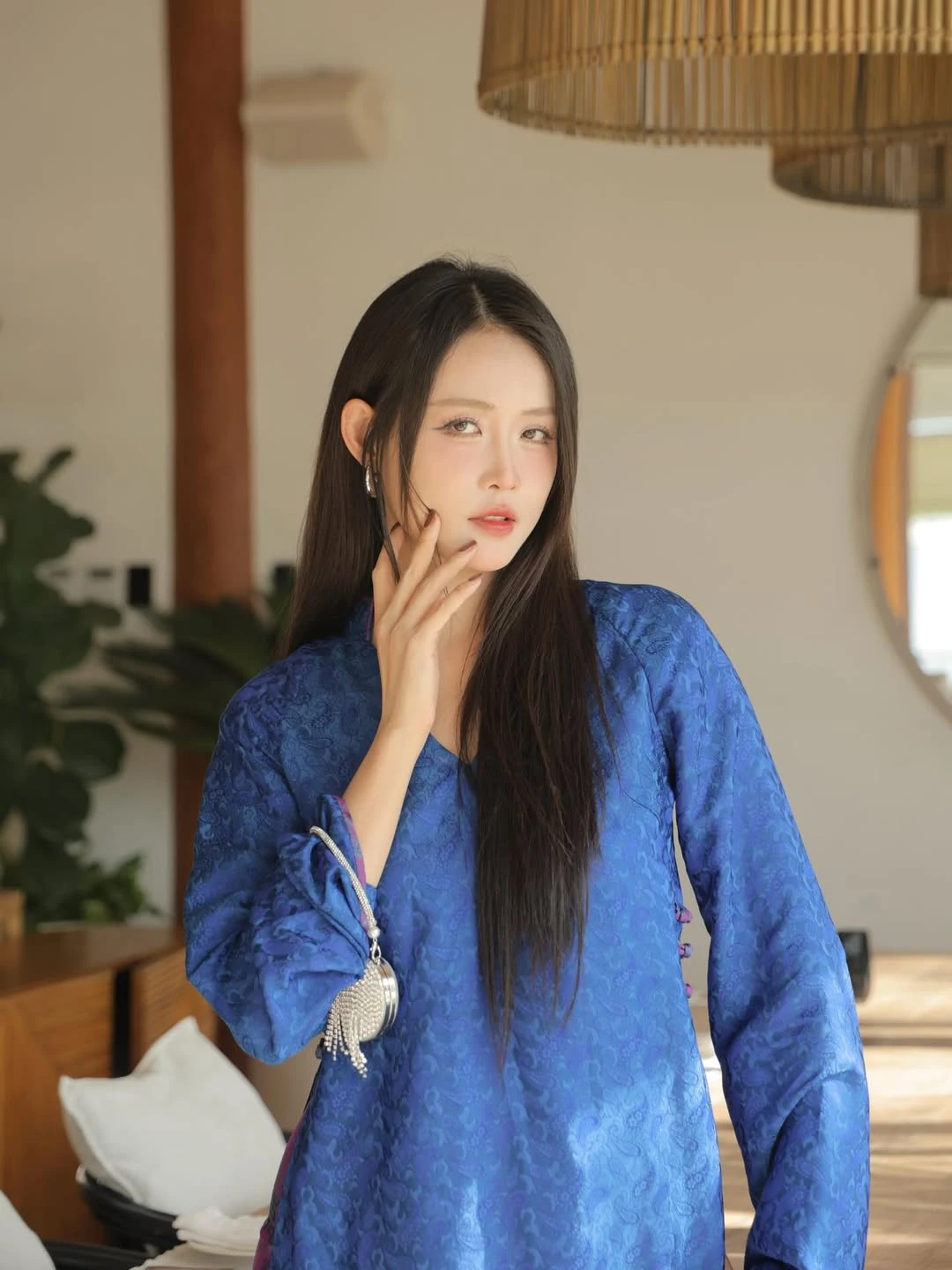 Áo dài xanh dương và khả năng tôn da ấn tượng - Hình 6