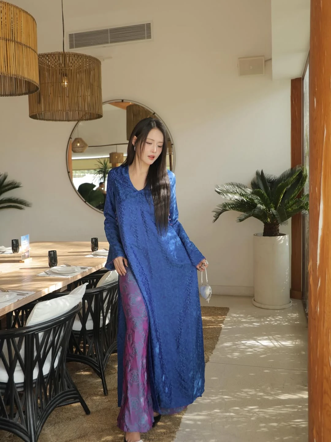 Áo dài xanh dương và khả năng tôn da ấn tượng - Hình 5