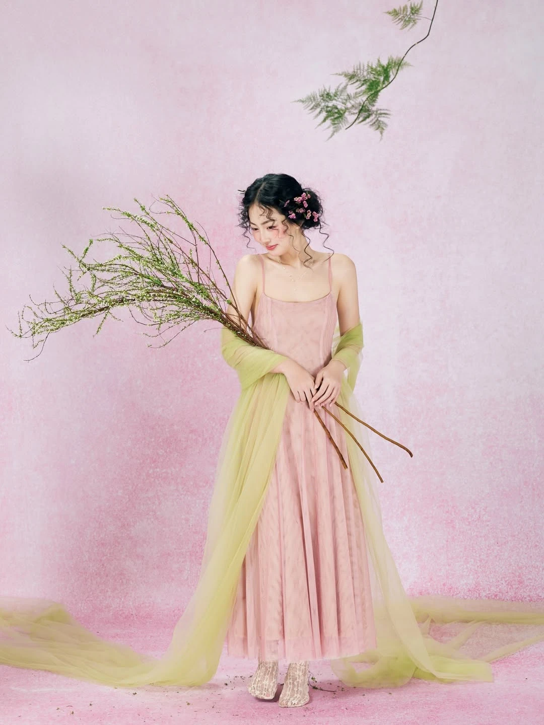 Chút điệu đà với xu hướng cài hoa ngày tết - Hình 8