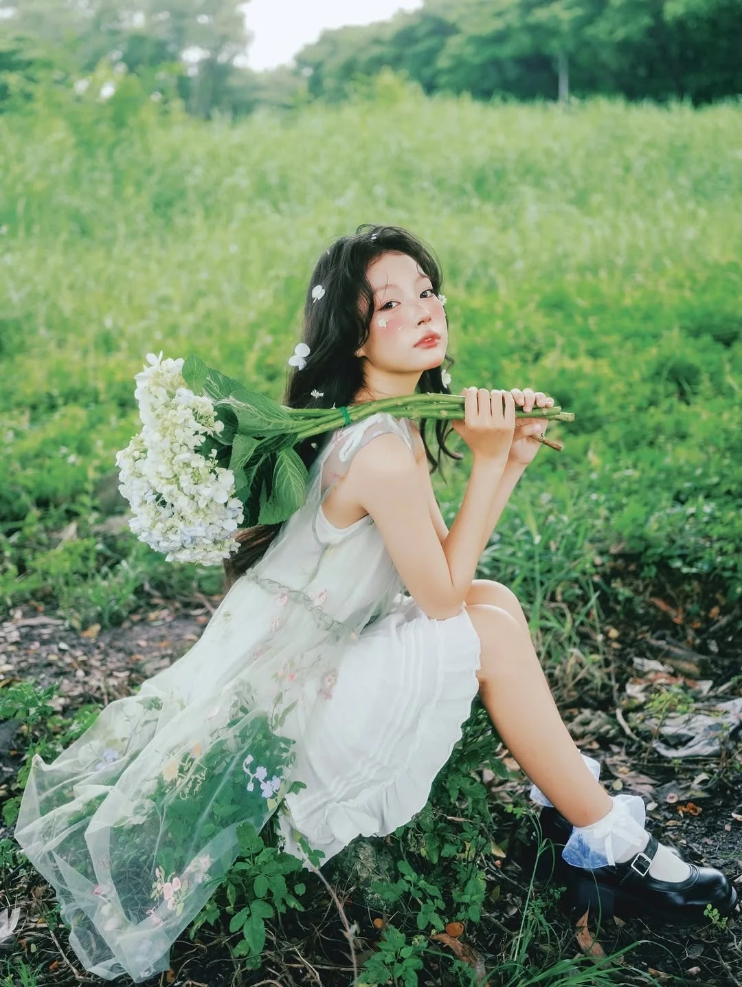 Chút điệu đà với xu hướng cài hoa ngày tết - Hình 6