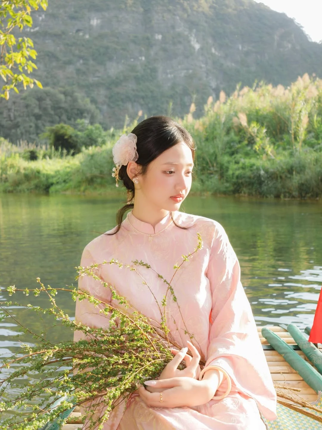 Chút điệu đà với xu hướng cài hoa ngày tết - Hình 5