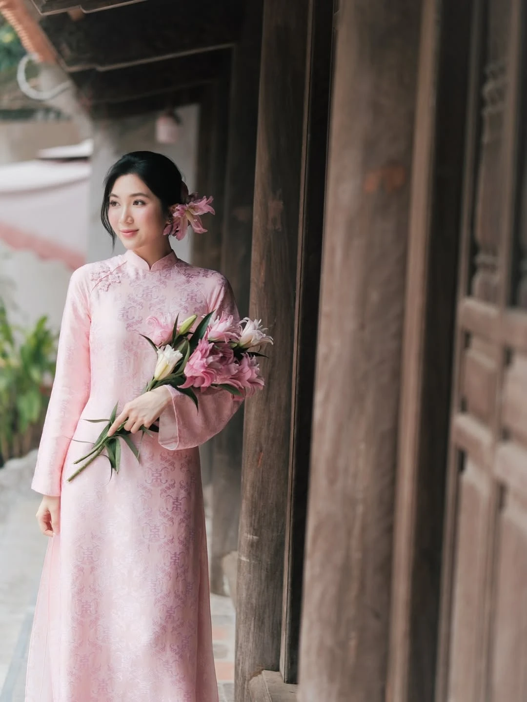 Chút điệu đà với xu hướng cài hoa ngày tết - Hình 2