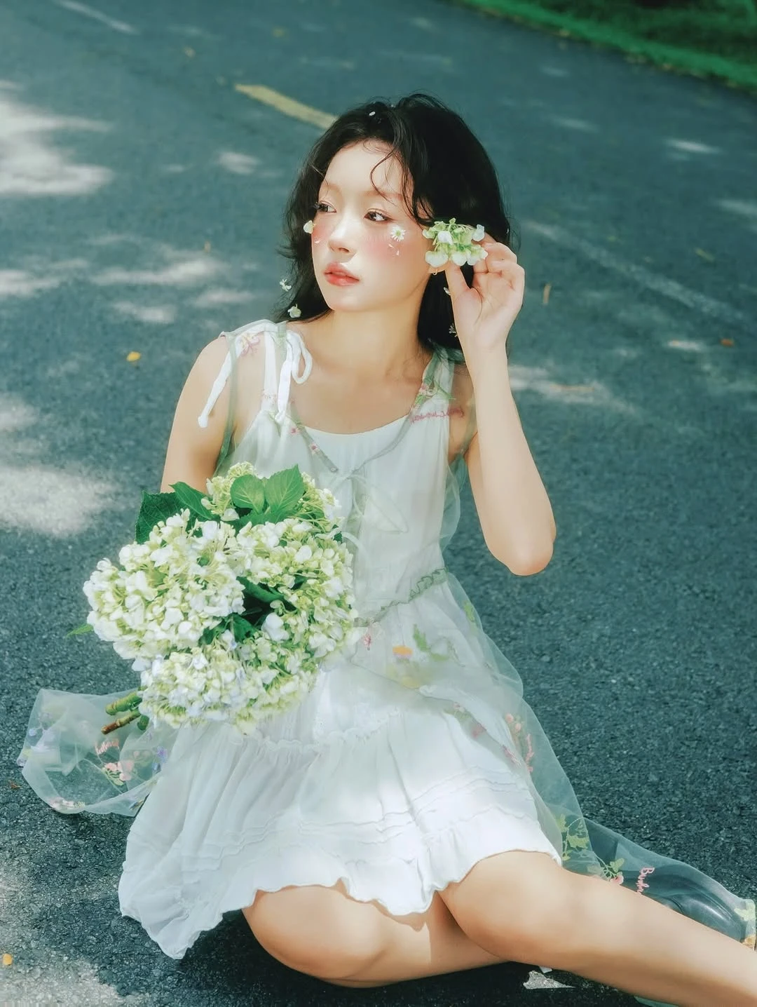 Chút điệu đà với xu hướng cài hoa ngày tết - Hình 7