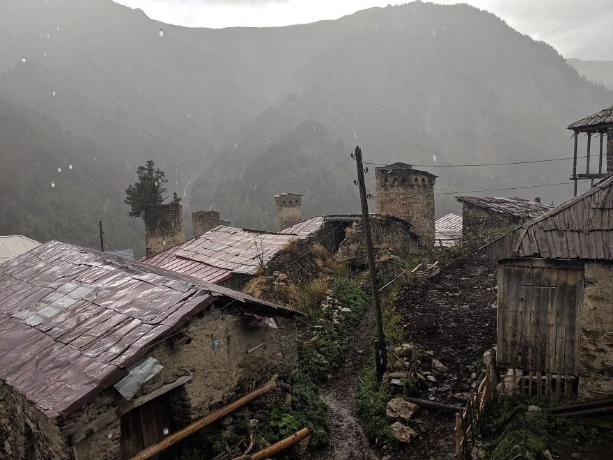 Khám phá những khu định cư có người ở cao nhất Châu Âu - Hình 5