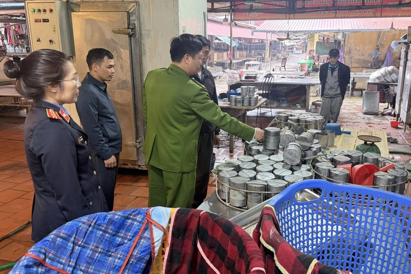 Khởi tố 2 mẹ con dùng chất cấm trong sản xuất giò, chả - Hình 1